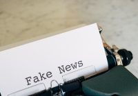 fake news felirat papíron